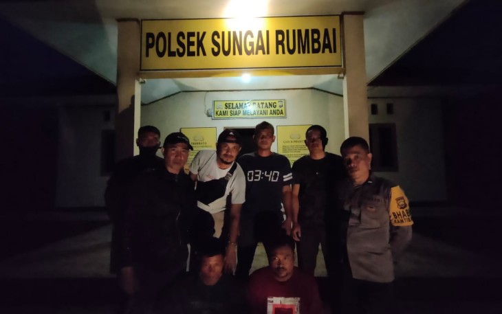 Tersangka ( duduk diborgol) saat diamankan