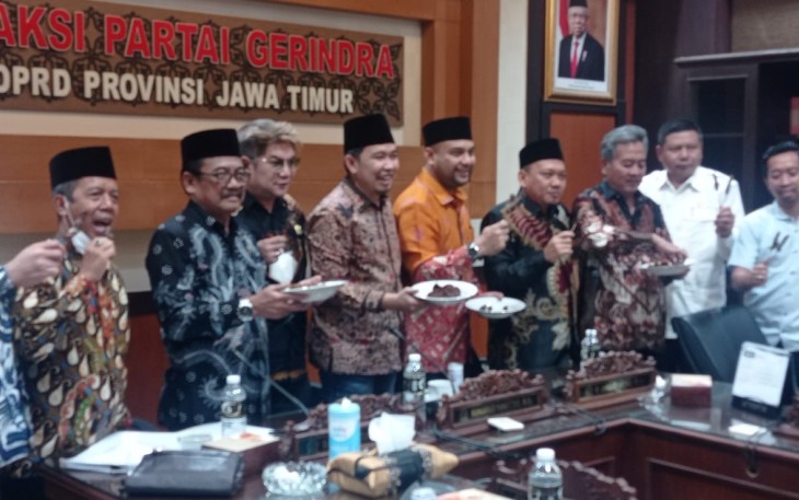 Fraksi Partai Gerindra DPRD Jawa Timur saat mengkampanyekan makan daging sapi yang halal dan sehat, Kamis (16/6), di ruang rapat fraksi.