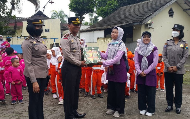 Polsek Ngunut Bersama Puluhan Anak TK saat Gelar Polisi Sahabat Anak