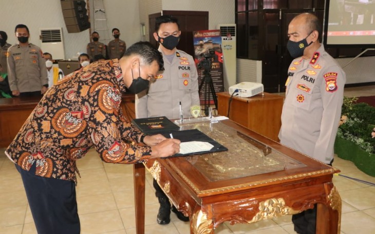 Penandatanganan Pakta Integritas Rekrutmen Penerimaan Anggota Bintara dan Akpol Polri Gelombang II Tahun 2022 di Gedung Adem Polda Bengkulu, Kamis (14/04/2022).