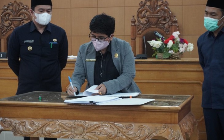 Penandatanganan Berita Acara Keputusan Bersama Reperda Jadi Perda