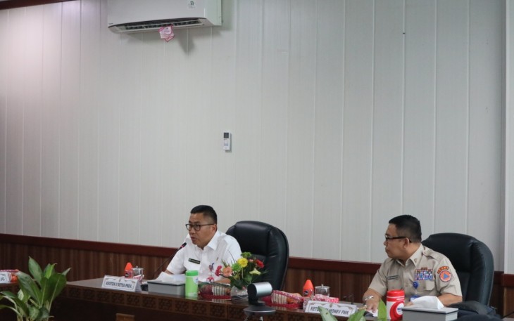 Ir. Leonard S. Ampung, M.M, MT selaku Asisten II Sekda Provinsi Kalteng saat menyambut Tim Monitoring dan Evaluasi Satgas PMK Pusat di Kantor Gubernur Provinsi Kalimantan Tengah pada Rabu (12/10).
