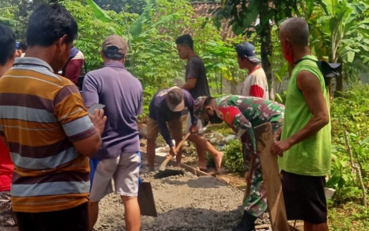 Sertu Ramelan Bersama Warga saat Kerja Bakti Rabat Jalan 