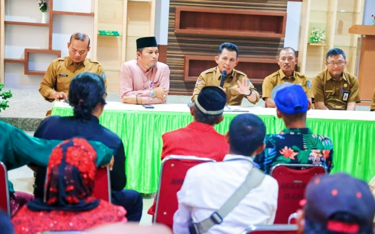 Gubernur Kepulauan Riau H. Ansar Ahmad saat menerima audiensi Rombongan Suku Laut Kabupaten Lingga di Aula Mini Asrama Haji Tanjungpinang, Senin (18/07). 