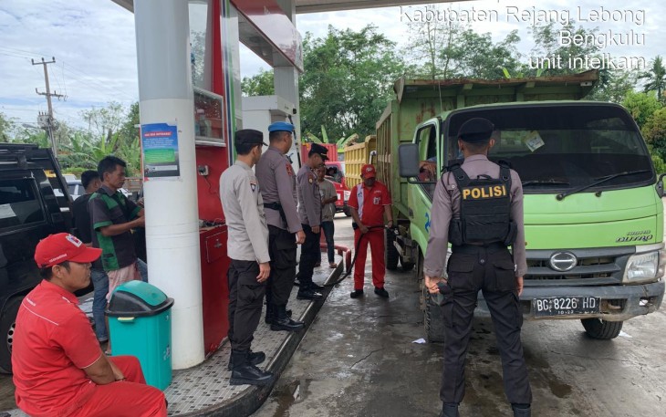 Personel Polres Rejang Lebong saat Monitoring dan Pengamanan di SPBU