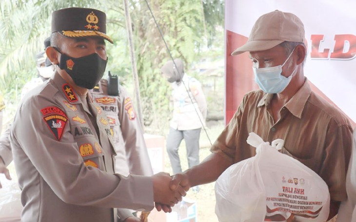 Kapolda Bengkulu saat Berikan Bantuan Paket Sembako ke salah satu warga korban banjir