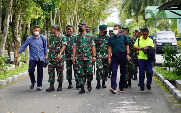 Komandan Kodim 1016 Palangka Raya Kolonel Inf Rofiq Yusuf, S.Sos mendampingi Danrem 102 Panju Panjung Brigjen TNI Yudianto Putrajaya S.E., M.M.,
