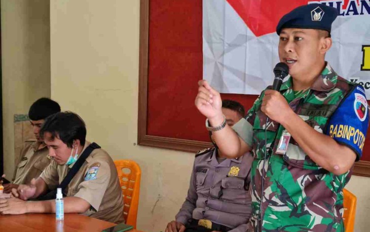 Kapten Kes Edi Soeprapto sosialisasi bahaya terbangkan balon udara di desa Tidu. Senin (25/4/2022) di 