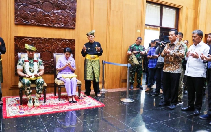 Gubernur Ansar saat Sambut Panglima TNI di Bandara RHF