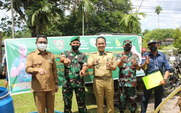 Kasdim Palangka Raya saat Pantau Penyaluran Minyak Goreng Murah PT CBI diwilayah Kecamatan Pahandut