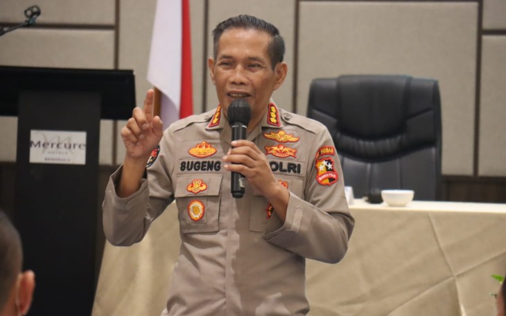 Ketua Tim Divisi Humas Polri Dipimpin Oleh Kombes Pol Drs Sugeng Hadi Sutrisno saat memberikan materi pada Bimbingan Teknis (Bimtek) dan Sidang Pengujian Konsekuensi Informasi yang dikecualikan pada Satker Polda Bengkulu, Kamis (22/09/2022) di Ballroom hotel Mercure, Bengkulu.