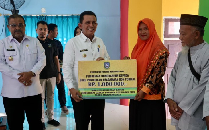 Gubernur Ansar saat Serahkan Bantuan Mubaligh 