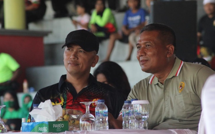 Dandim Palangka Raya (kiri) saat Hadiri Pembukaan Piala Kasad Liga Santri PSSI 2022 Tingkat Korem 