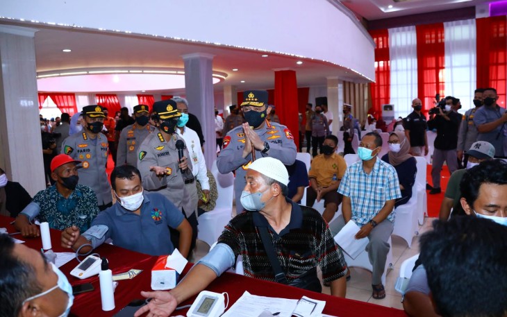 Kapolri Jenderal Listyo Sigit Prabowo saat meninjau akselerasi percepatan vaksinasi di Jateng, Sabtu (12/03).