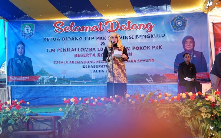 Ketua Bidang Pembinaan Karakter Keluarga TP-PKK Provinsi Bengkulu, Anita Rosjonsyah saat memberi sambutan.