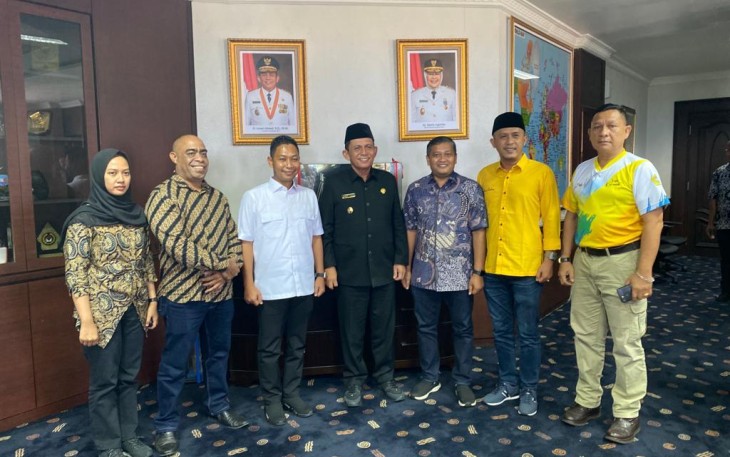 Wakil Bupati Lingga Neko Wesha Pawelloy saat bertemu Gubernur Kepulauan Riau H. Ansar Ahmad