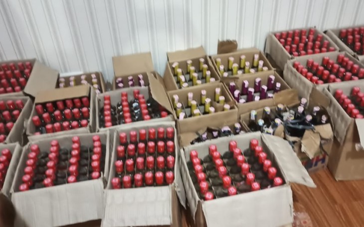 Ratusan botol miras saat diamankan polisi