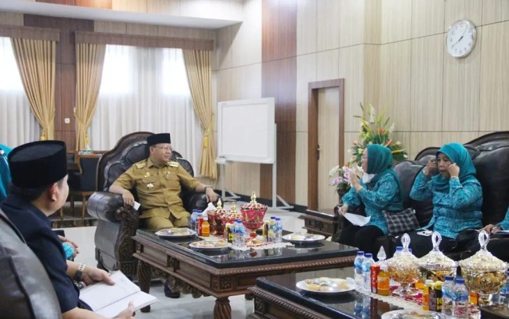 Gubernur Rohidin saat menerima audiensi Tim Penggerak (TP) PKK Provinsi Bengkulu di Ruang Kerja Gubernur Bengkulu, Senin (28/03).