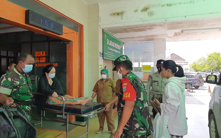 Babinsa Koramil Pahandut Evakuasi Warga yang Sakit