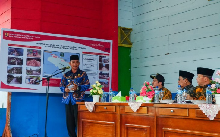 Camat Enggano Susanto saat nyatakan sikap penuh haru di hadapan Gubernur Bengkulu beserta rombongan saat bersilaturahmi di Kantor Camat Enggano, Jum'at (11/11). 
