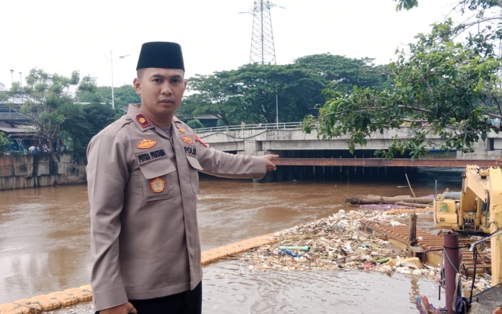 Kapolsek Tambora Polres Metro Jakarta Barat Kompol Putra Pratama saat menunjukan titik lokasi penemuan mayat.