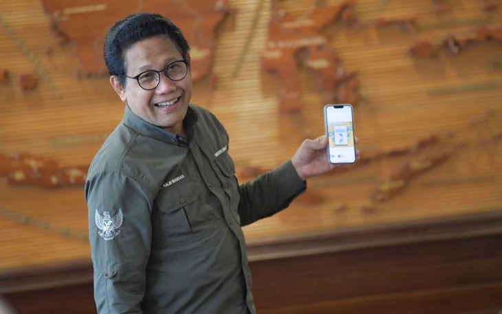 Mendes Halim yang akrab disapa Gus Halim saat menunjukan SID, saat menerima 10 kepala desa perempuan inspiratif di Kantor Kemendes PDTT, Jakarta, Jumat (2/12/2022). 