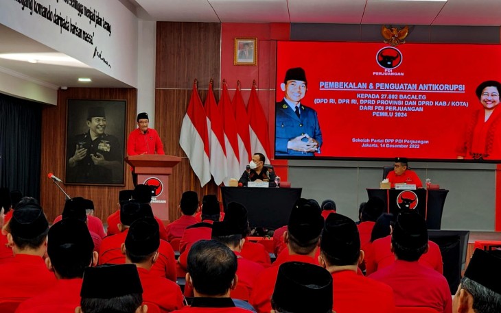 Sekretaris Jenderal DPP PDI Perjuangan (PDIP) Hasto Kristiyanto saat memberikan sambutan di acara Pembekalan dan Penguatan Antikorupsi terhadap Bacaleg PDIP yang digelar di Sekolah Partai, Jalan Lenteng Agung Raya, Jakarta Selatan, Rabu (14/12/2022).