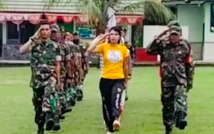 Personil kodim 1310/Bitung saat latihan gerak jalan
