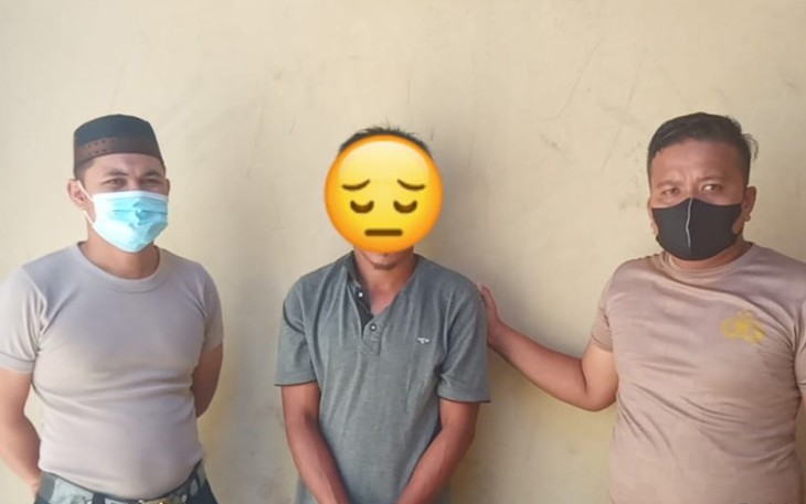 Tersangka (tengah) saat diamankan
