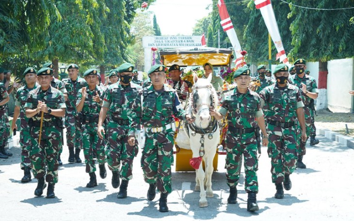 Pangdivif 2 Kostrad saat Kunjungi Satuan Yonif PR 503 Kostrad