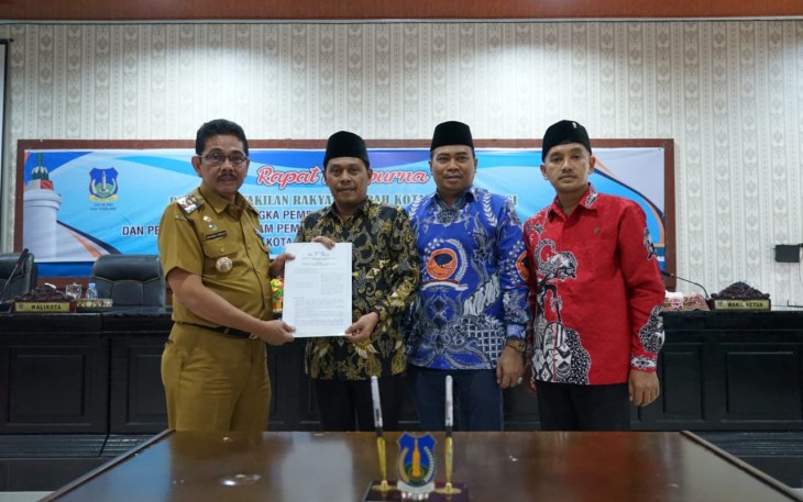 Rapat Paripurna Pengambilan Keputusan dengan agenda penyampaian hasil rapat gabungan komisi-komisi dengan pihak eksekutif, penyampaian pendapat akhir Fraksi-fraksi dan sambutan Penjabat (Pj.) Wali Kota Tebing Tinggi, yang digelar DPRD (Dewan Perwakilan Rakyat Daerah) Kota Tebing Tinggi, Selasa (07/11/2022) di Ruang Sidang Paripurna DPRD. 