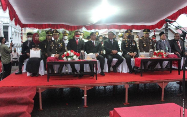 Dandim 1310/Bitung bersama Walikota dan Wakil Walikota serta unsur forkopimda saat mengikuti upacara Taptu
