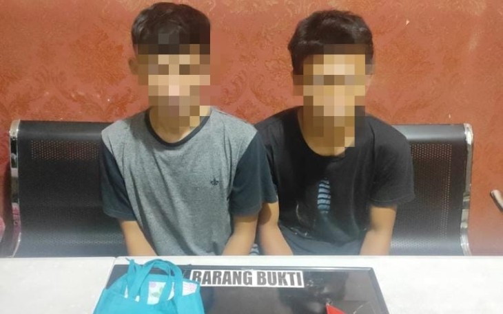 Dua Pemuda saat diamankan besera barang bukti