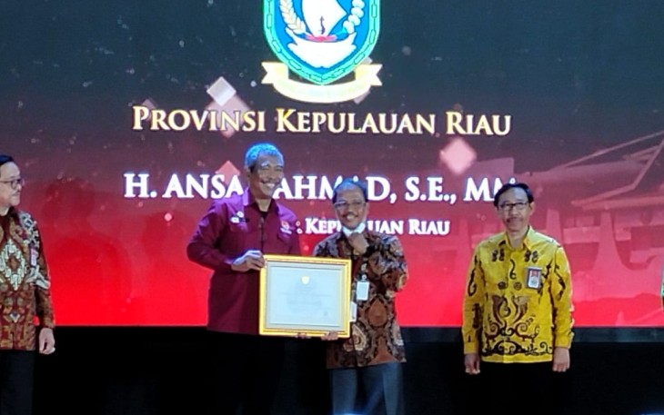 Kepala Badan Kepegawaian Daerah dan Korpri Kepri Firdaus mewakili Gubernur Ansar Ahmad menerima penghargaan tersebut di D.I. Yogyakarta, Kamis, (06/10).