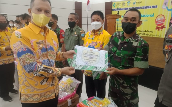Pabung saat Hadiri Pencanangan Bulan Imunisasi Anak Nasional Kabupaten Gunung Mas 