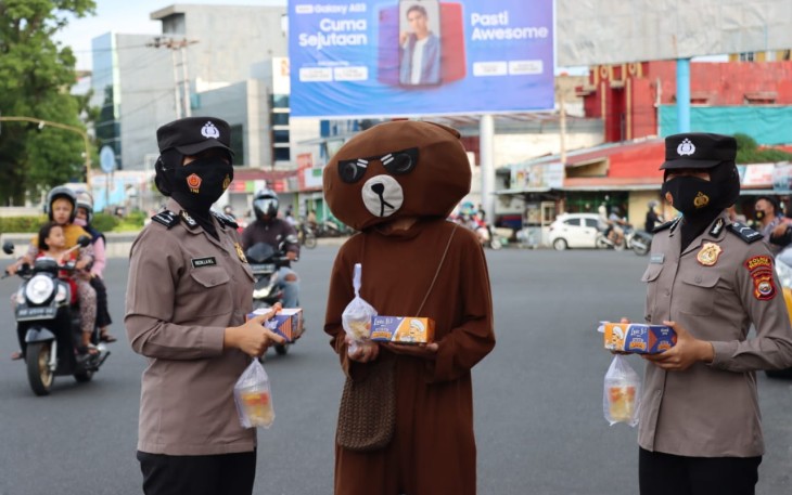 Polwan Polres Bengkulu saat Berbagi Takjil Gratis
