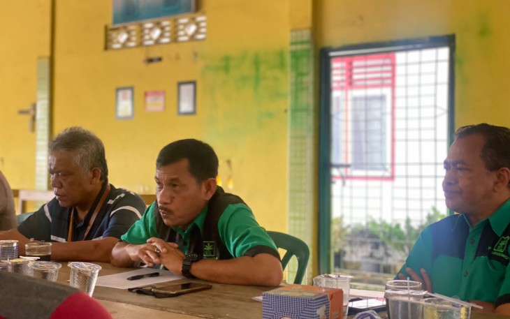 Manager Pabrik PT Sandabi Indah Lestari, Irfan Rambe saat mediasi bersama Pemerintah Desa Giri Mulya dan sejumlah perwakilan sopir di aula Desa setempat, pada Senin (19/9/2022).