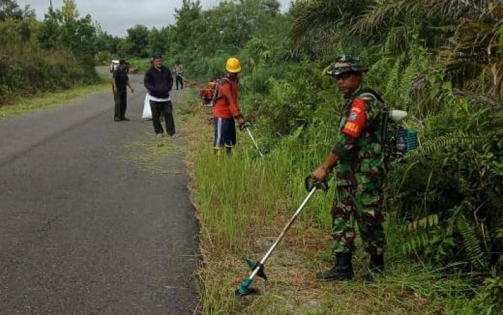 Babinsa Bersama Warga saat Gotong Royong Bersihkan Poros Jalan Kelurahan Marang 
