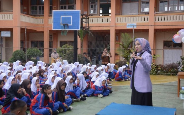 Ketua TP.PKK Kota Padang Panjang dr. Dian Puspita Fadly Amran Sp.JP membuka Gerakan Nasional Aksi Bergizi di Sekolah dan Minum Tablet Tambah Darah bagi Remaja Putri.