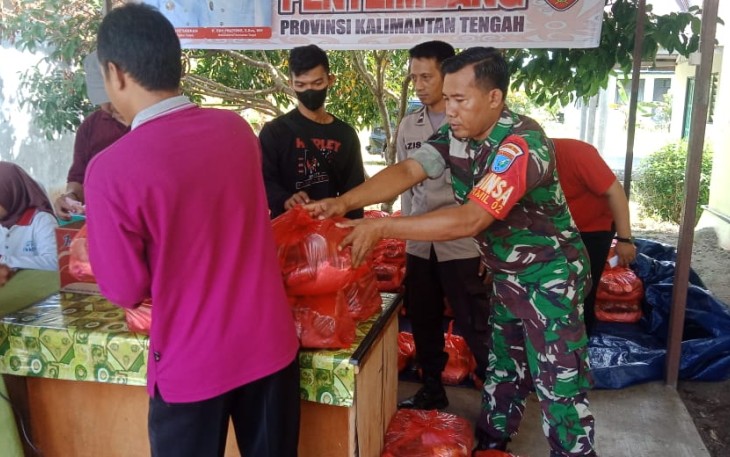 Babinsa Koramil Bukit Batu saat Dampingi Kegiatan Pasar Penyeimbang Pemprov Kalteng 