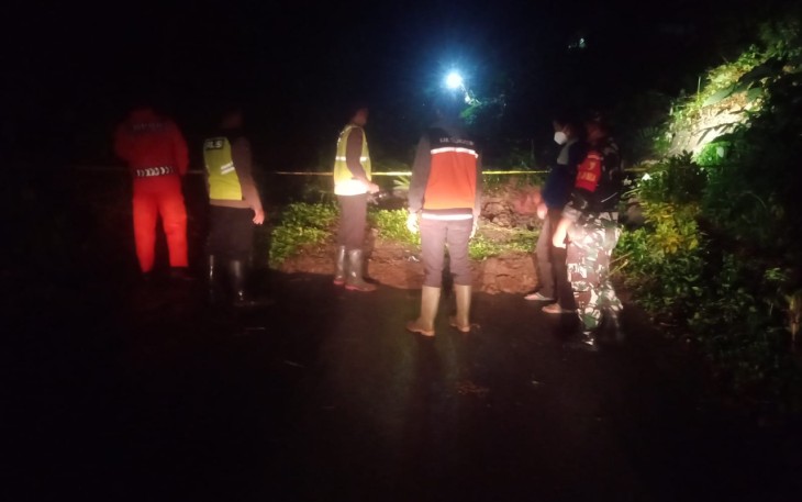 Polsek Sendang Bersama Stakeholder Cek Lokasi Longsor