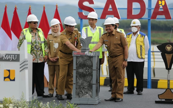 Presiden Jokowi saat Resmikan Bendungan Sadawarna di Kabupaten Subang dan Sumedang untuk mendukung ketahanan pangan dan pengendalian banjir di Provinsi Jawa Barat, Selasa (27/12/2022). 