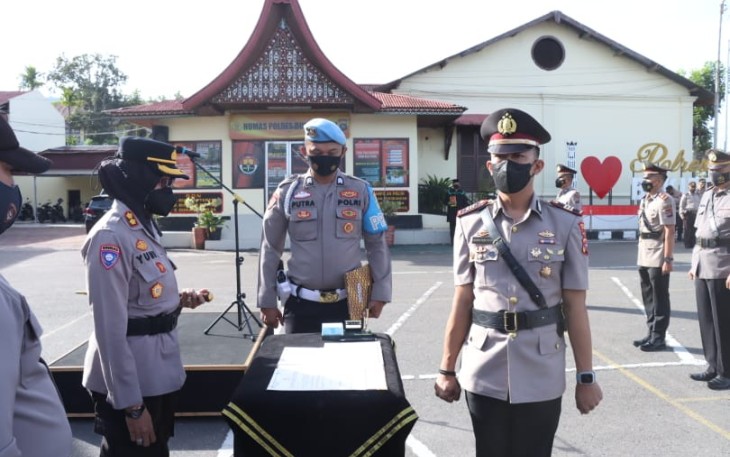 Suasana saat pelantikan dan serah terima jabatan Kabag, Kasat dan Kapolsek di halaman Mapolres Bukittinggi