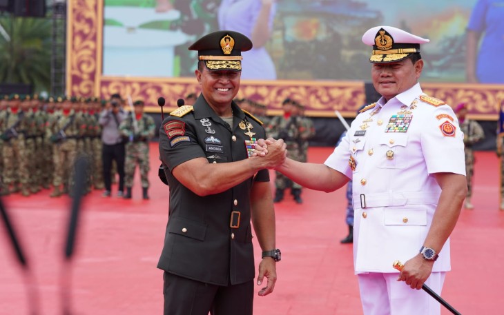 Jenderal TNI Andika Perkasa dan Laksamana TNI Yudo Margono, S.E., M.M., dalam upacara militer yang digelar di lapangan Plaza Mabes TNI, Cilangkap, Jakarta Timur, Selasa (20/12/2022).