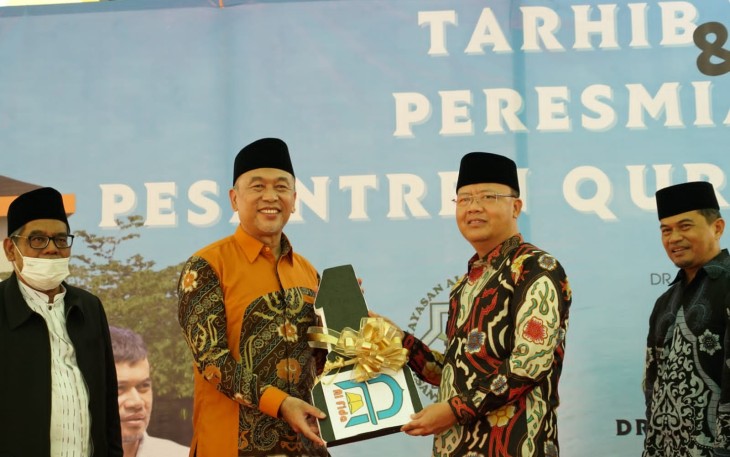 Gubernur Bengkulu Rohidin Mersyah saat meresmikan asrama baru santri pesantren Qur'an Yayasan Al-Fida di Padang Jati Kota Bengkulu, Sabtu 26/03/2022.