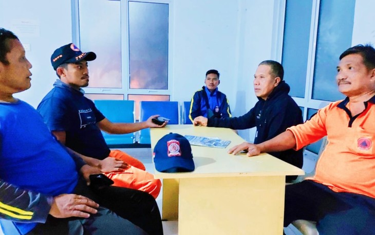 Kepala Dinas Sosial kabupaten Bintan Syamsul saat salurkan bantuan bagi masyarakat korban banjir