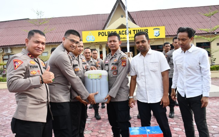 Wakapolres Kompol Ferdi Dakio, S.I.K. saat menyerahkan Eco Enzime Nusantara secara simbolis kepada perwakian Bhabinkamtibmas. Rabu, (15/06/2022).
