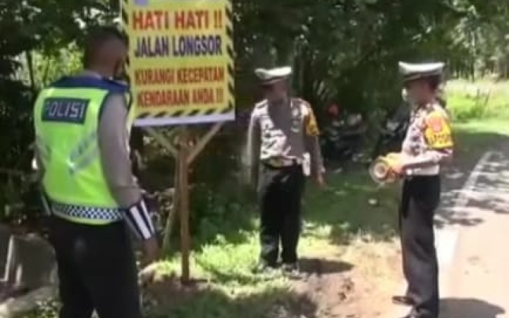 Polres Benteng saat Beri Tanda Peringatan Titik Rawan Longsor