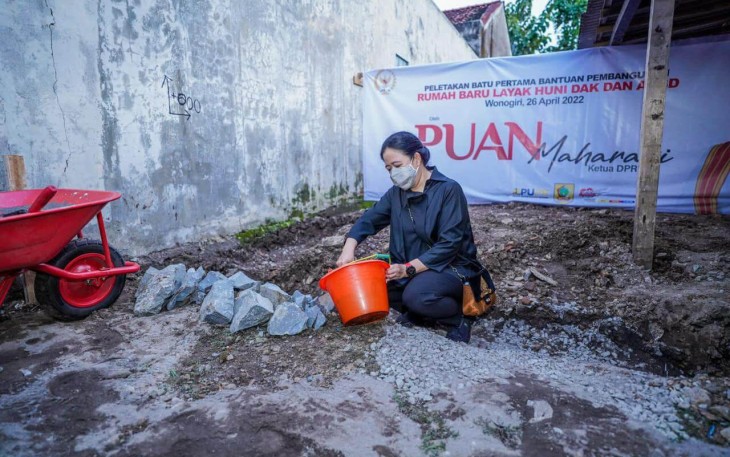 Puan dalam acara Penyerahan Bantuan Stimulan Penyediaan Rumah Swadaya Individu Prasejahtera di Dusun Joho, Desa Giriwono, Wonogiri, Selasa (26/04).