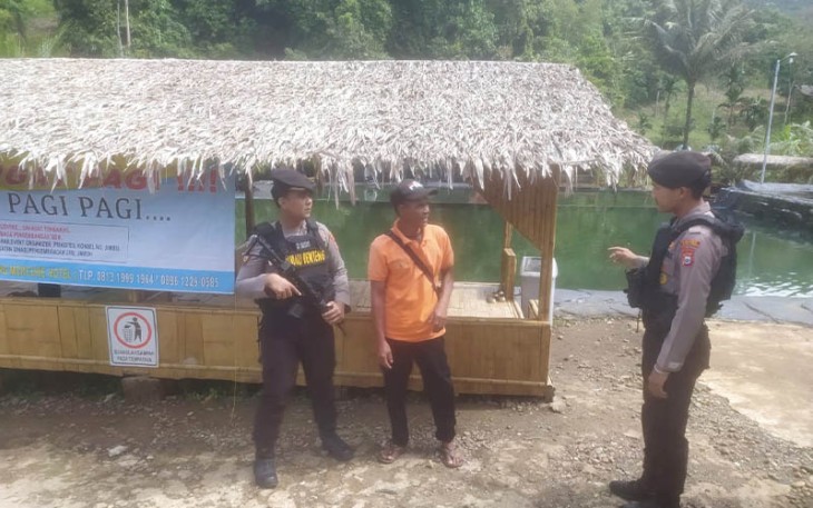Petugas saat patroli di kawasan Objek Wisata